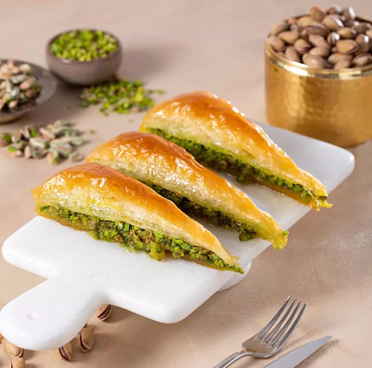 Pistachio Carrot Slice Baklava Tray 16pcs